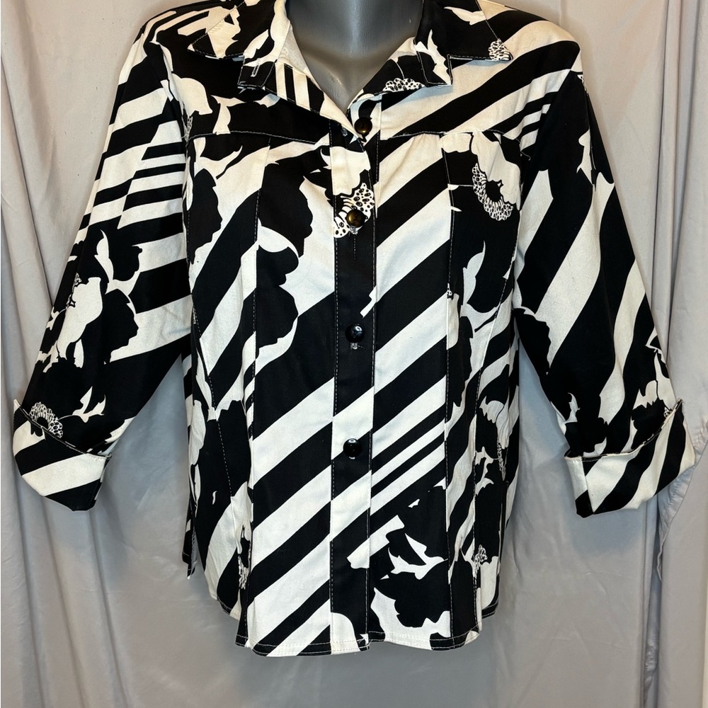 Chic Monochrome Women's Blazer